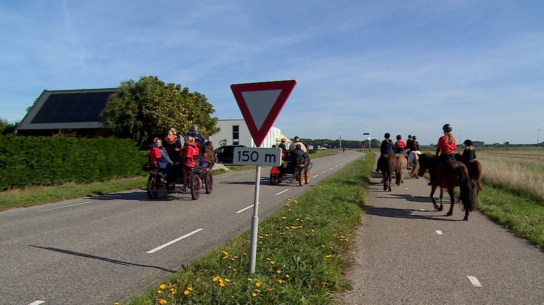 De ruiters willen niet meer op de weg of op het fietspad rijden. Ze willen hun eigen ruiterpaden
