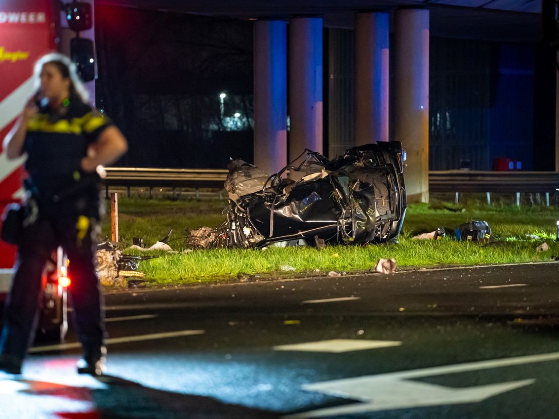 Wrak langs de weg na de frontale botsing bij het Groene Kruisplein in Rotterdam-Zuid