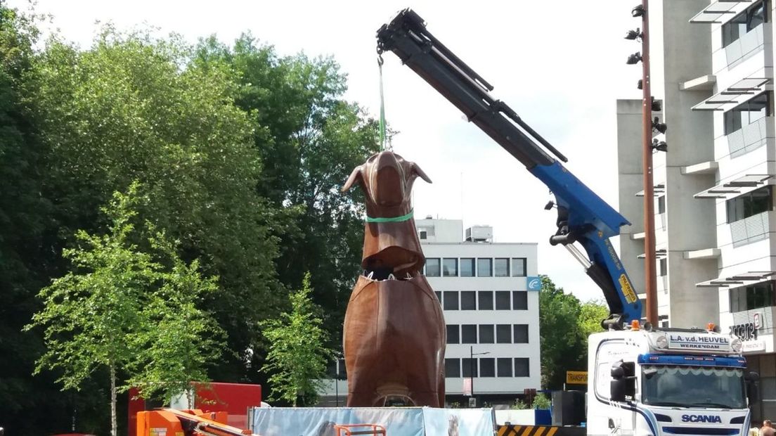 Het bovenste gedeelte van Mannes wordt op zijn plek gezet