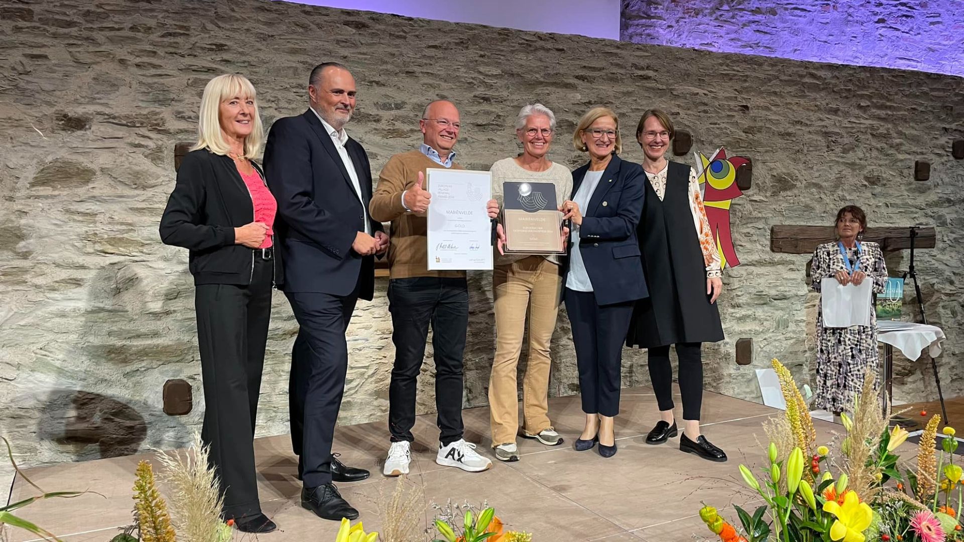 José Hummelink (voorzitter Marienvelds Belang) en Theo Donderwinkel (voorzitter Stichting BMV) nemen namens Mariënvelde de Europese Gouden Award in ontvangst.