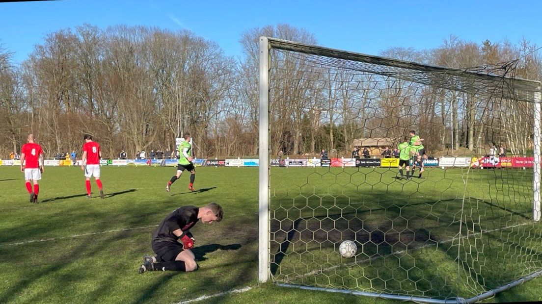 Titan juicht en Gasselternijveen-doelman Kevin Koops baalt na de gelijkmaker van Harmjan Moesker