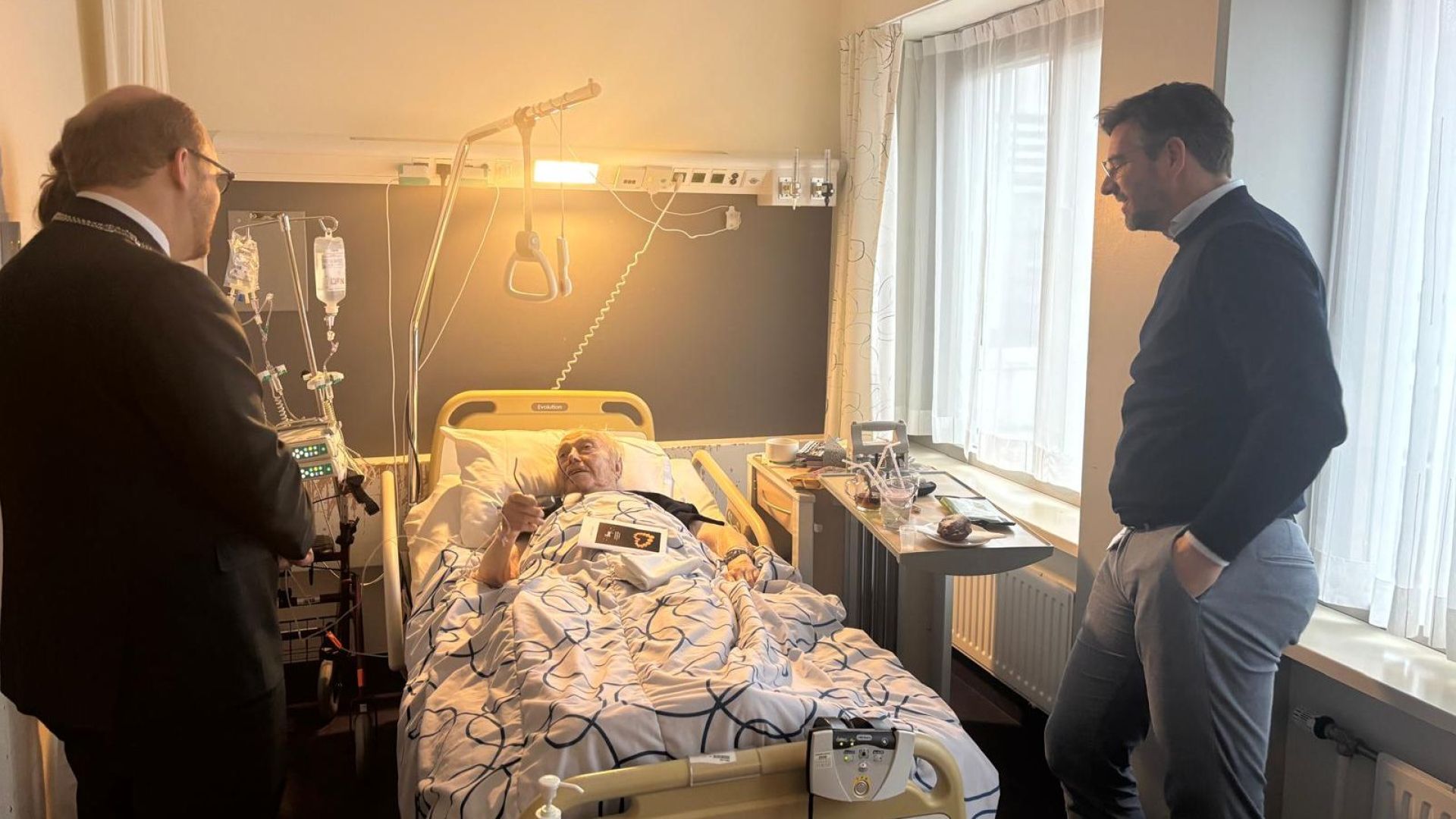 Burgemeester Joris Bengevoord (l) en ziekenhuisdirecteur Edwin Maalderink (r) bezochten patiënten aan bed.