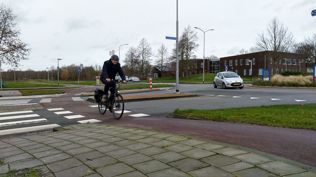 Wethouder Alex Wekema op de rotonde in Roden