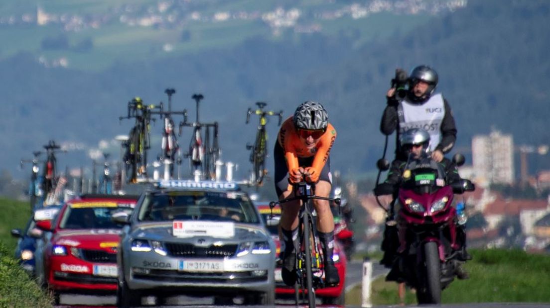 Van Vleuten onderweg tijdens de tijdrit.