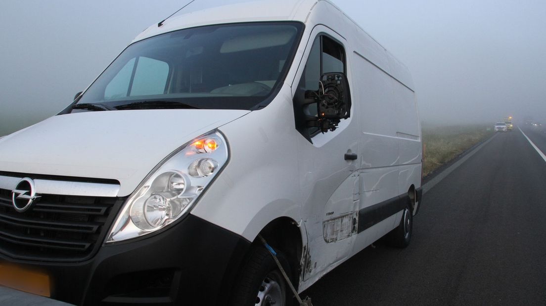 Busje geramd op snelweg A1