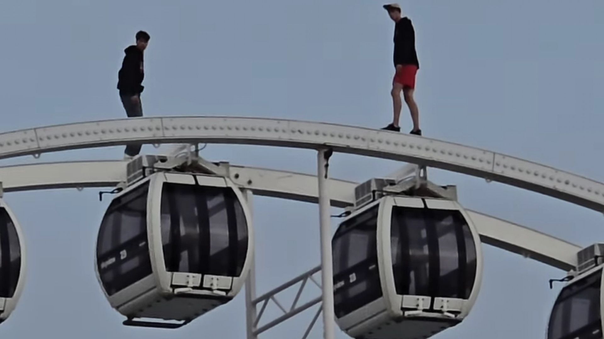 De mannen bovenop het reuzenrad