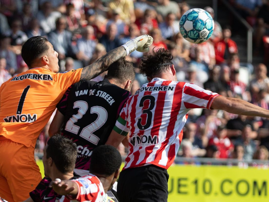 Keeper Nick Olij en aanvoerder Bart Vriends strijden in de lucht om de bal met Sander van de Streek