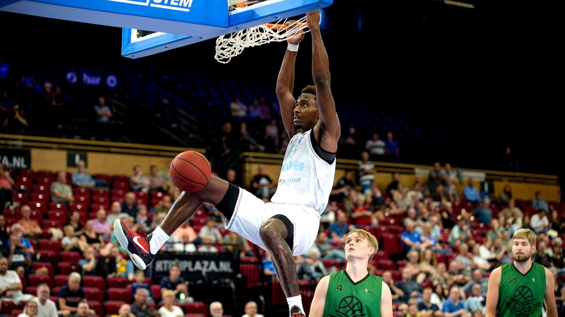 Donte Ingram dunkt namens Donar