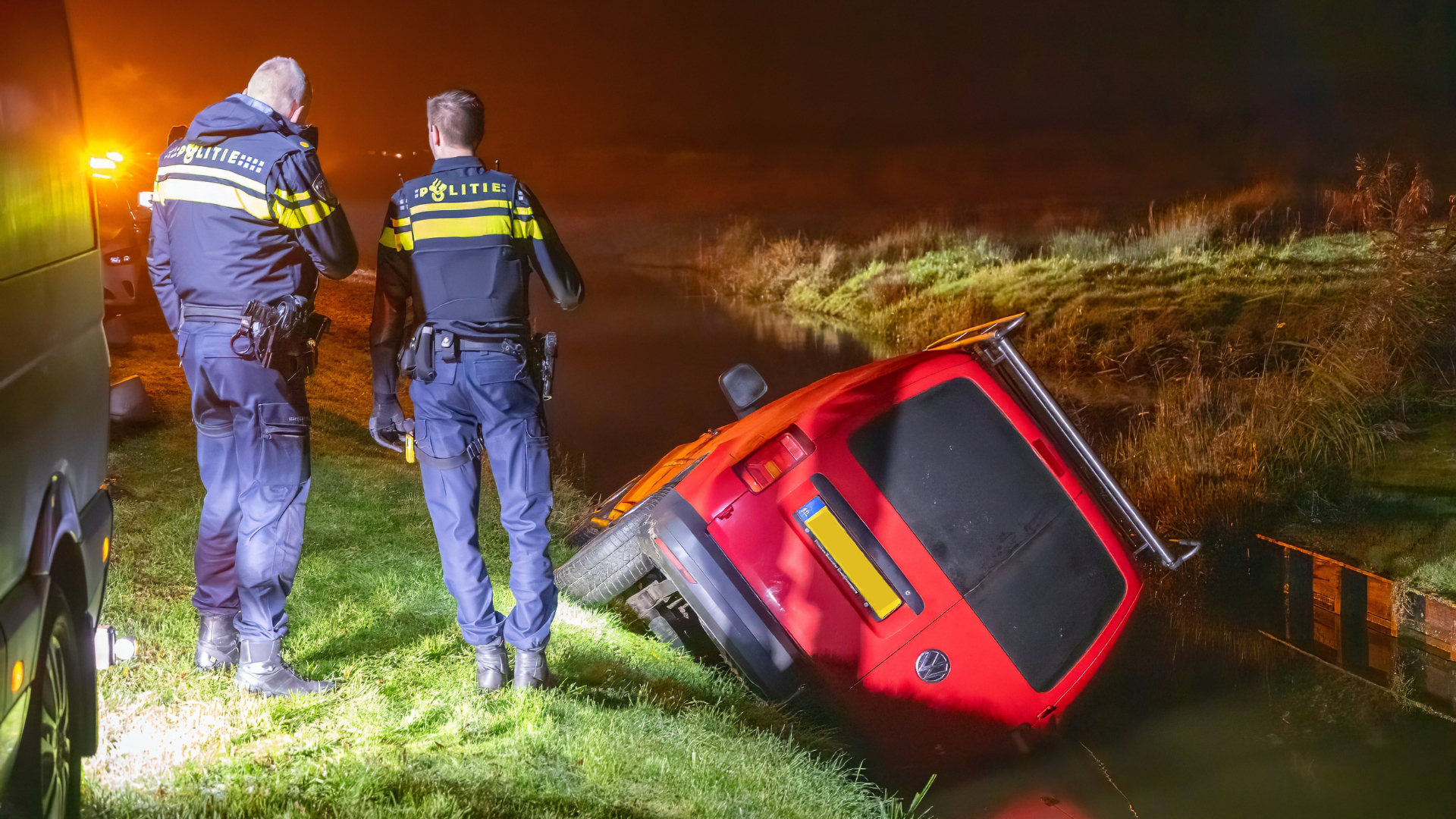 Busje in Waverveen rijdt in de sloot | Aanrijding tussen fatbike en bus | Hond en kat gered bij brand op schip.