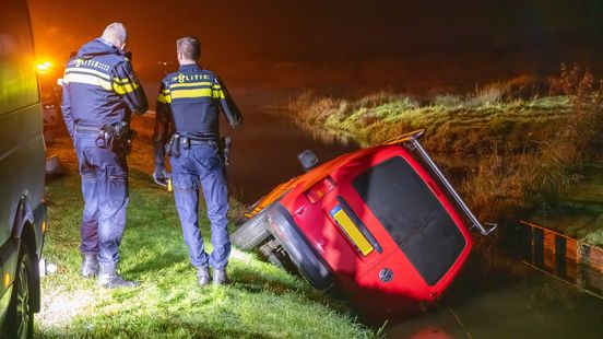 Busje in Waverveen rijdt in de sloot | Aanrijding tussen fatbike en bus | Hond en kat gered bij brand op schip. Busje in Waverveen rijdt in de sloot | Aanrijding tussen fatbike en bus | Hond en kat gered bij brand op schip.