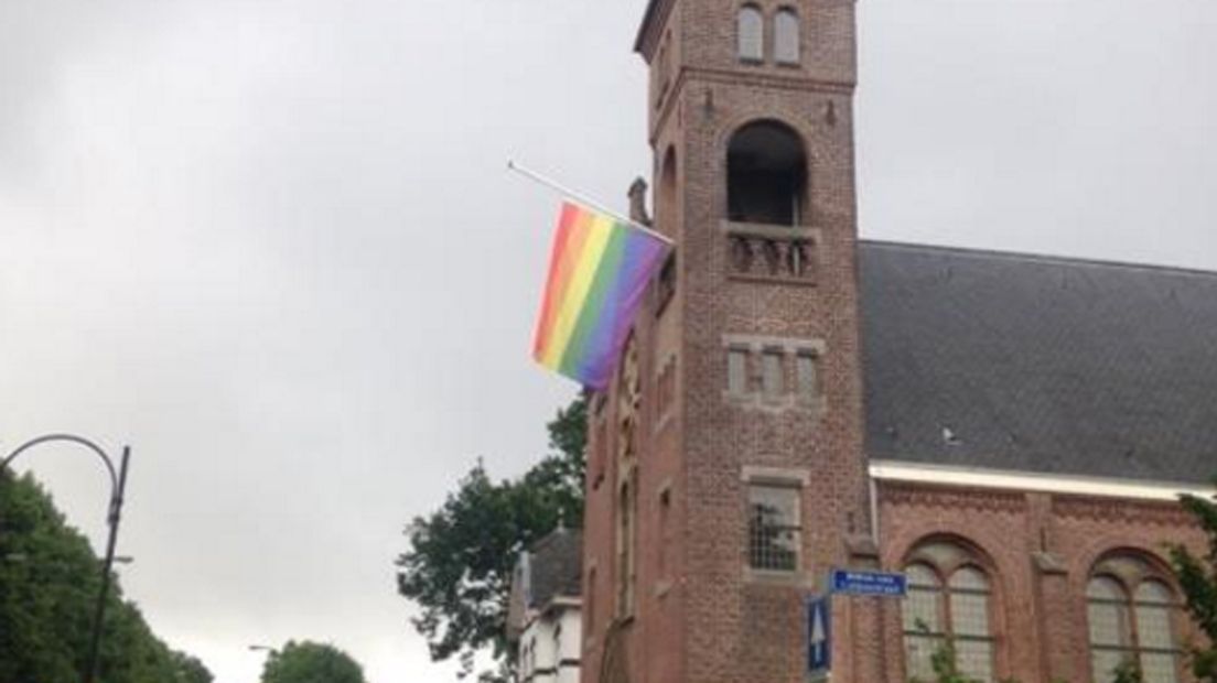 De Pauluskerk in Breukelen hing zelfs een regenboogvlag op.
