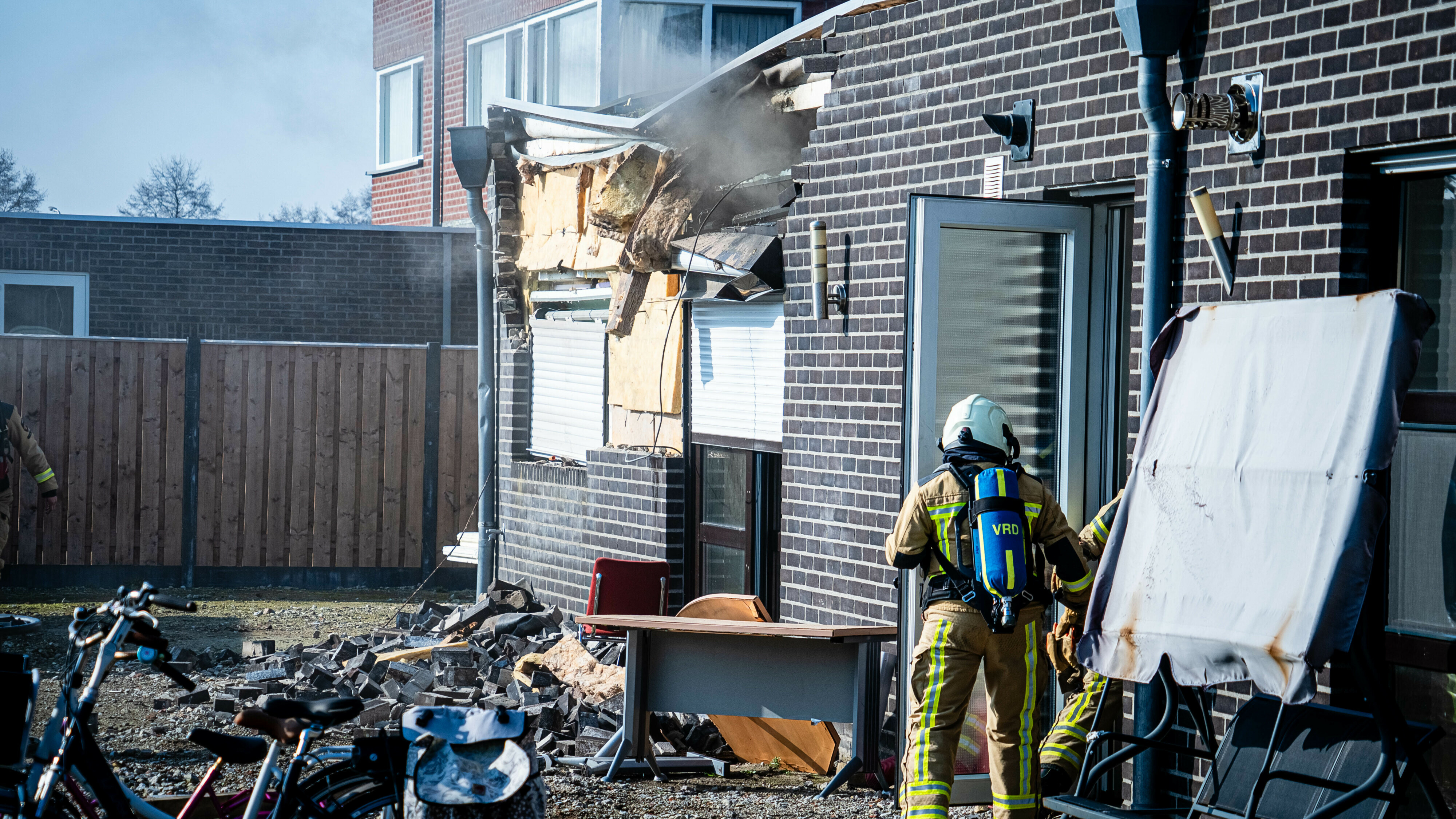 Explosie blaast achtergevel uit woning in Assen