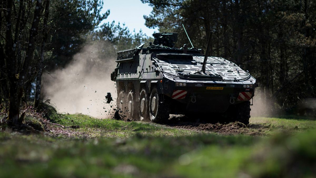 Tientallen pantservoertuigen Defensie tijdelijk buiten gebruik door fout met boutje