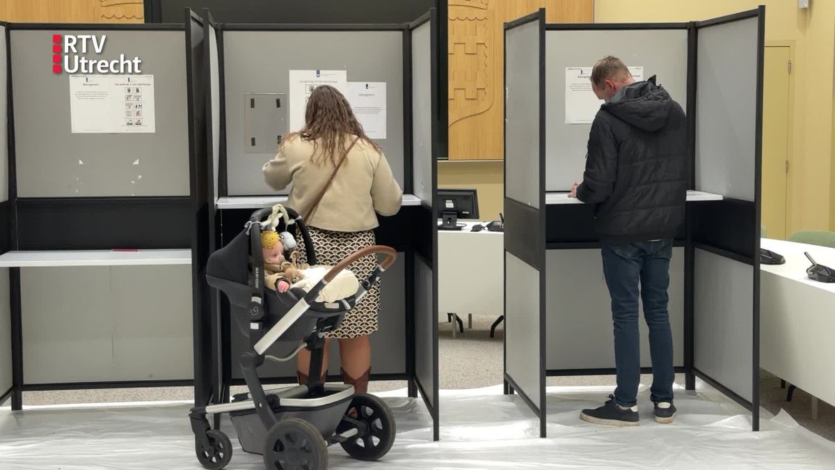 Iets voor 21.00 uur stemmen mensen nog gauw in Renswoude