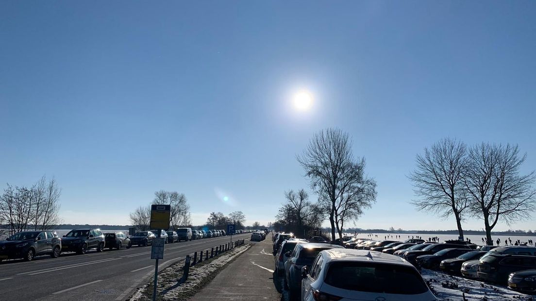 Drukte in Belt-Schutsloot, mensen willen schaatsen