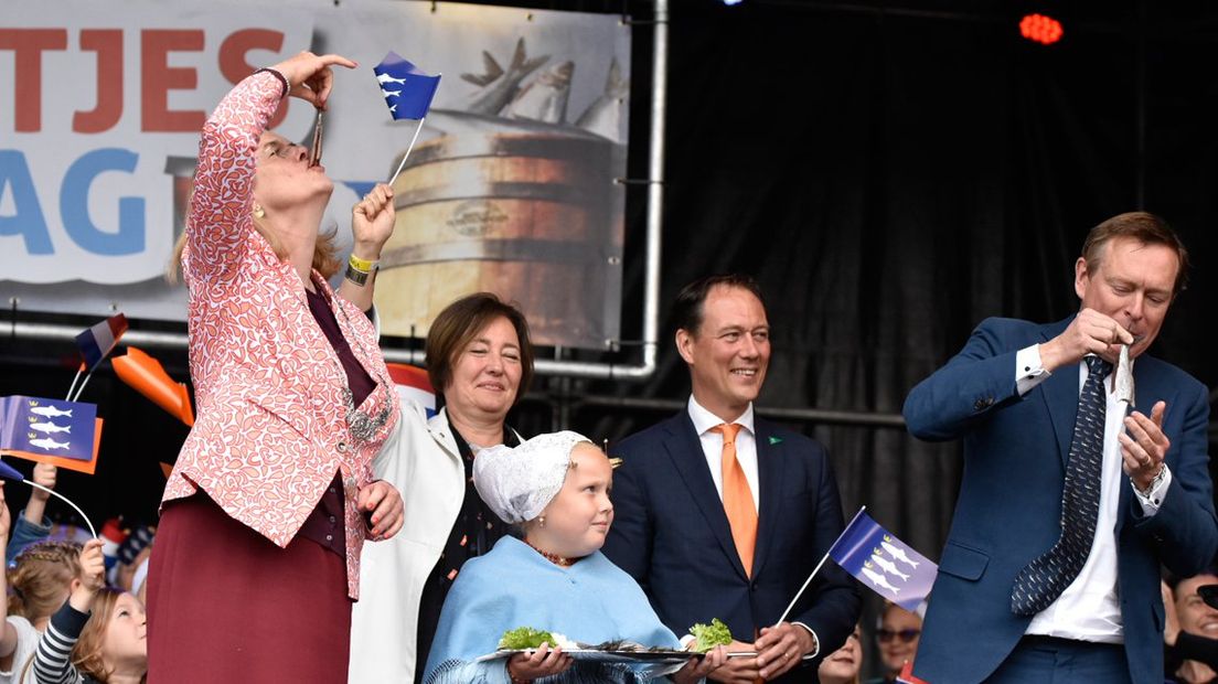 Burgemeester Krikke en minister Bruins happen een haring 