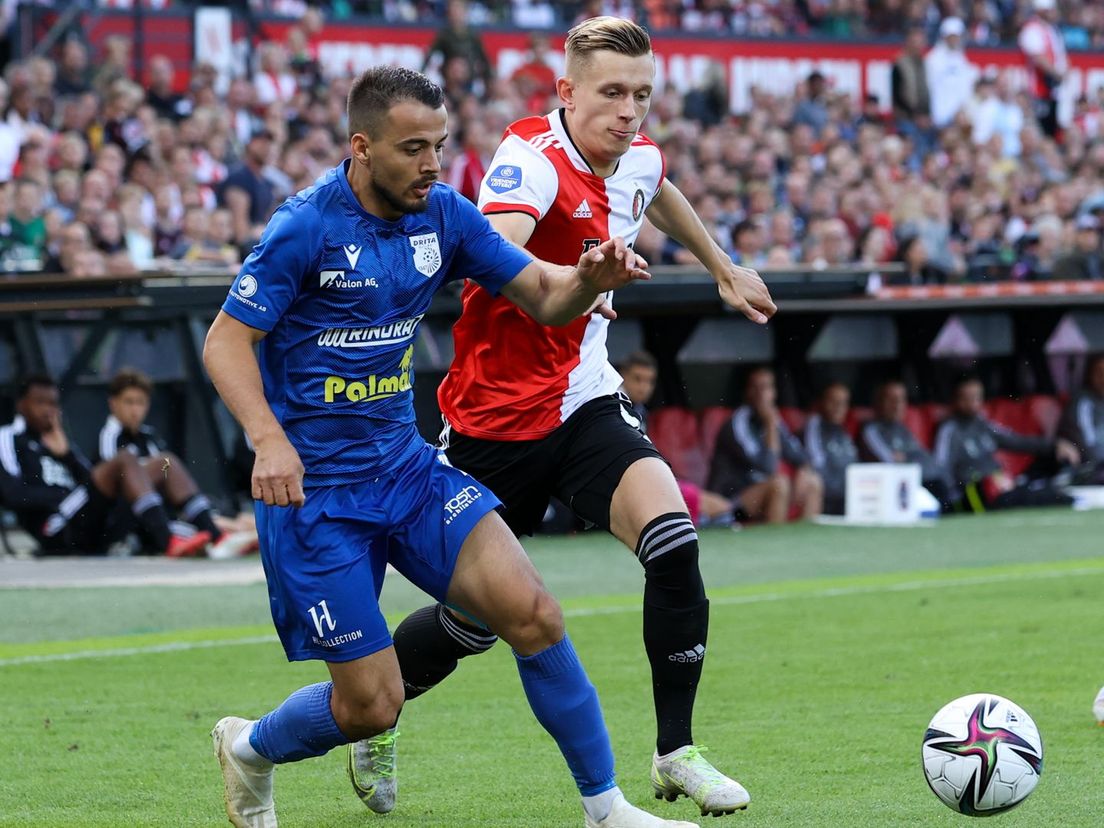 Feyenoord-rechtsback Marcus Pedersen in duel met Ilir Blakcori van FC Drita