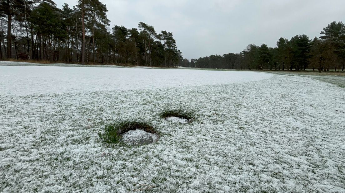 Sneeuw op de Rosendaelsche golfclub in Arnhem.
