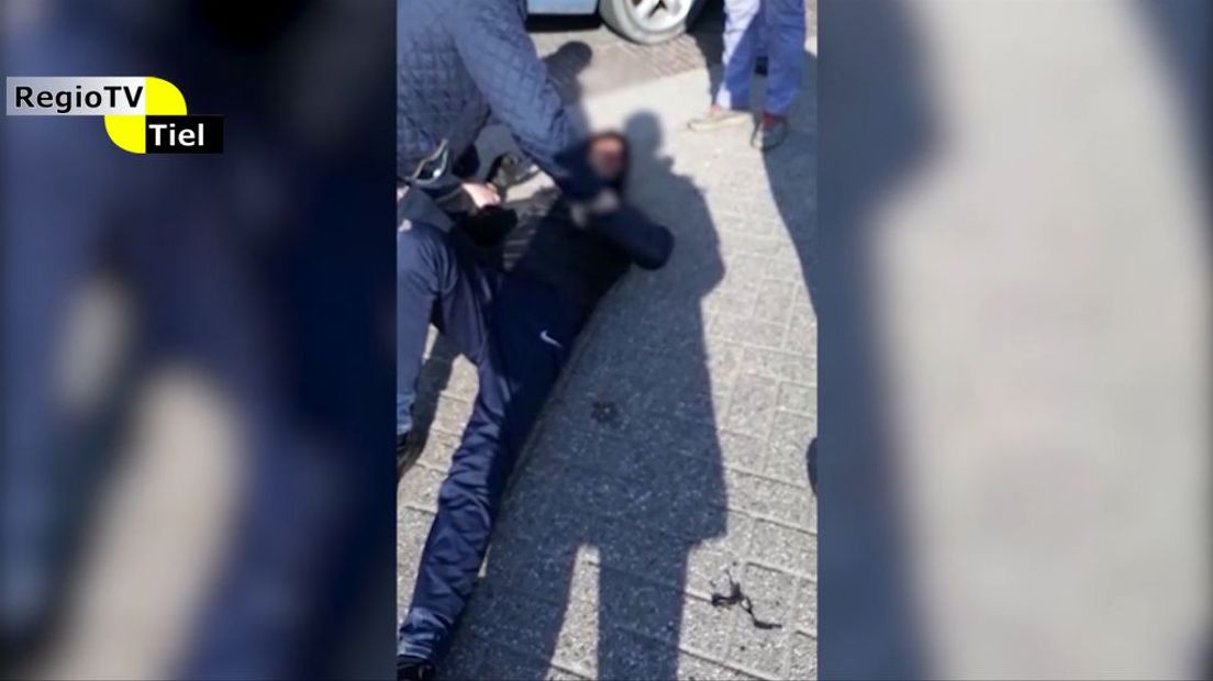 Eén van de drie overvallers van een juwelier in Kesteren blijkt een minderjarige jongen uit Veenendaal te zijn. Dat meldt de politie. De drie mannen gingen er na de overval op donderdag met een scooter vandoor. De Veenendaaler werd door een passant van de scooter getrokken.