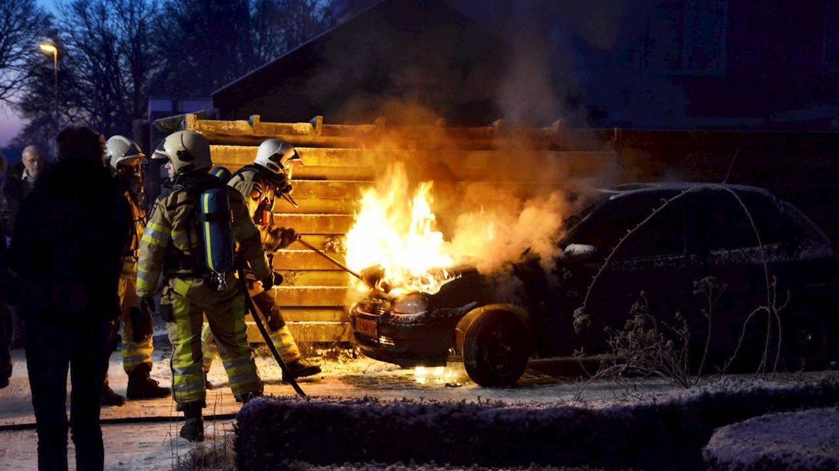 Brandweer blust brandende auto in Lemele