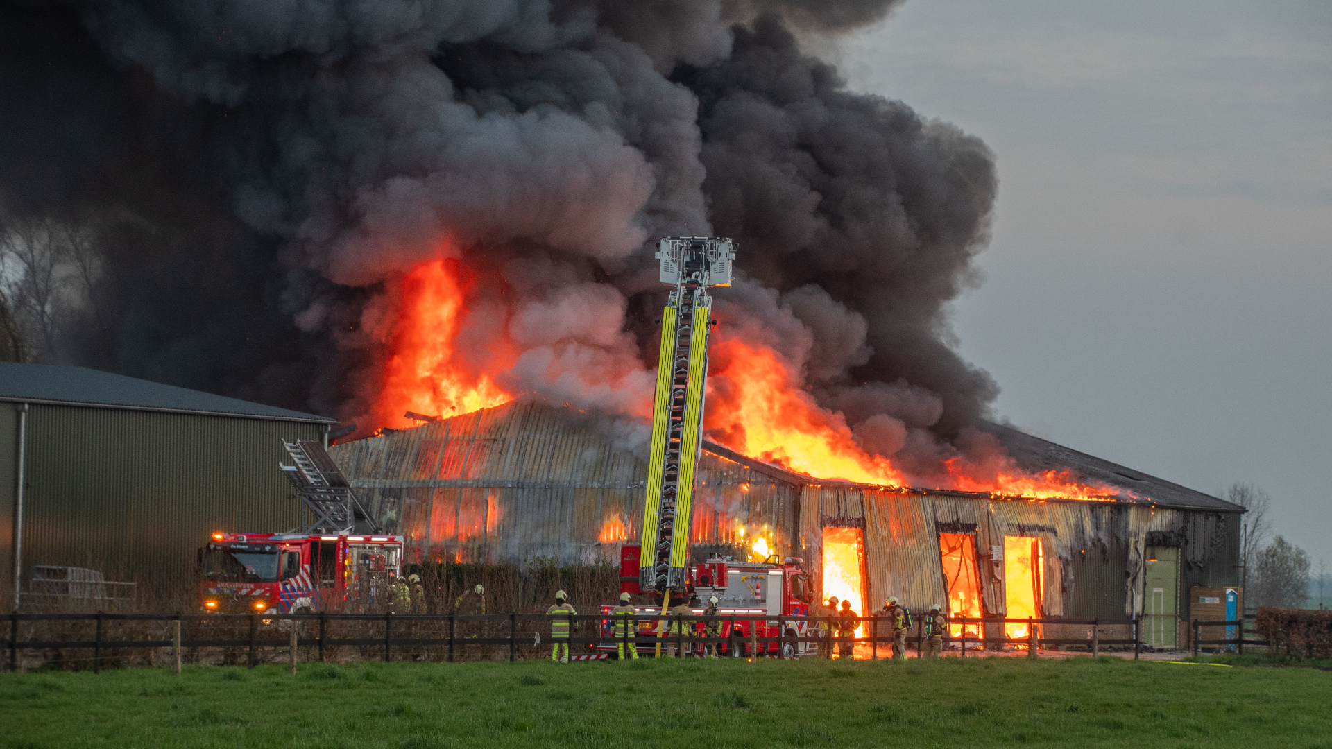Buurtbewoners geschrokken na brand in loods IJsselstein: 'Zulke grote vlammen'