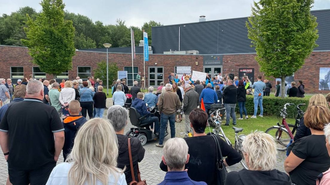 Aanwezigen bij het luiden van de noodklok ter behoud van het zwembad in Finsterwolde