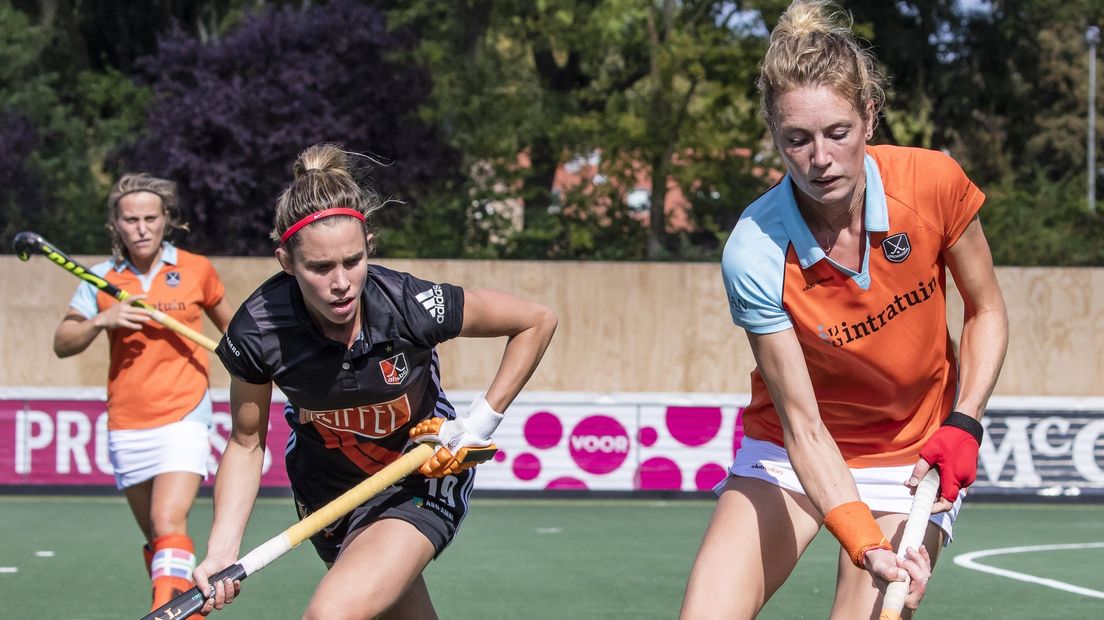 Bos (rechts) in duel met Ellen Hoog