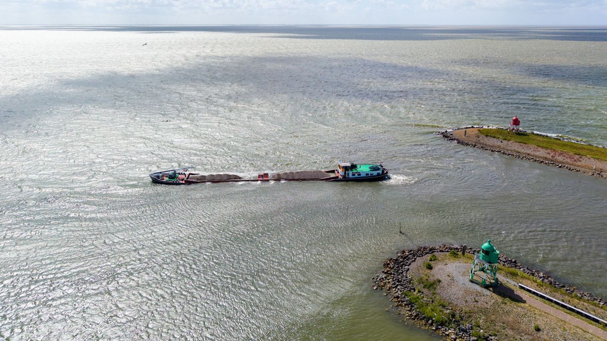Deel van lading uit vrachtschip gehaald: ligt weer veilig in haven Stavoren