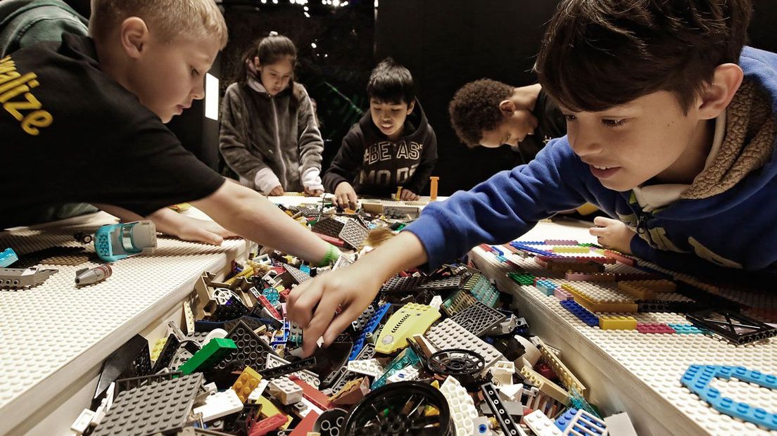 Kinderen bouwen met LEGO