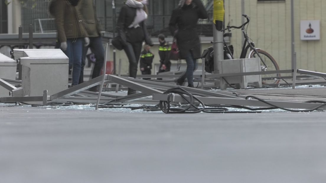 Bij Happy Italy in Arnhem is de glazen terrasafscheiding zondagmiddag omgewaaid. Vijf mensen zijn daardoor gewond geraakt, onder wie een kind. De omgeving rond het restaurant is afgezet.