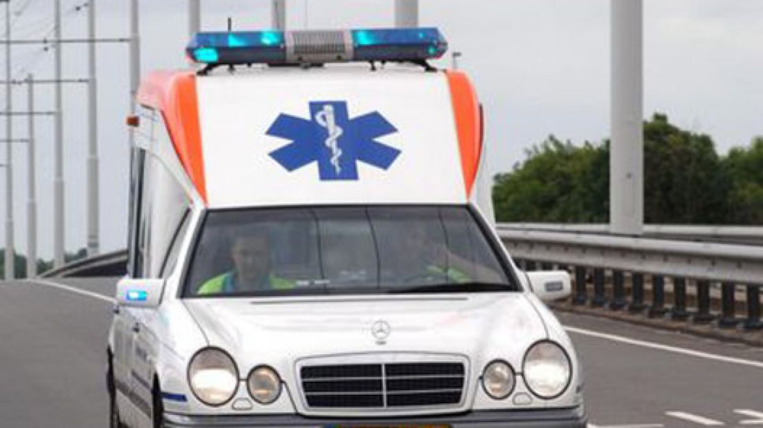 Bestuurder onwel, auto tegen boom
