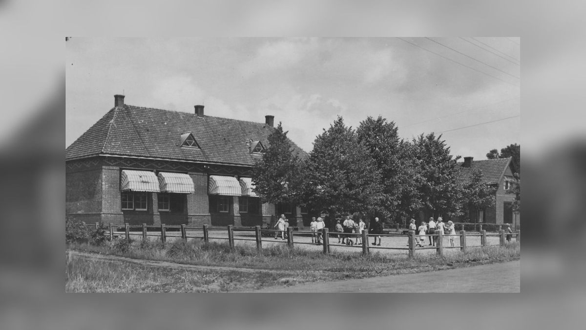 Kroontjespennen en typmachines: Wijbrandischool reist door tijd op eigen eeuwfeest