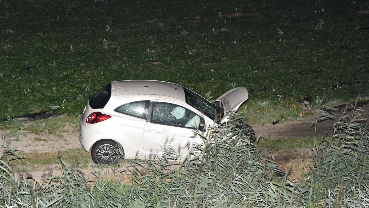 Auto raakt van dijk bij Stavenisse en belandt meters lager op akker