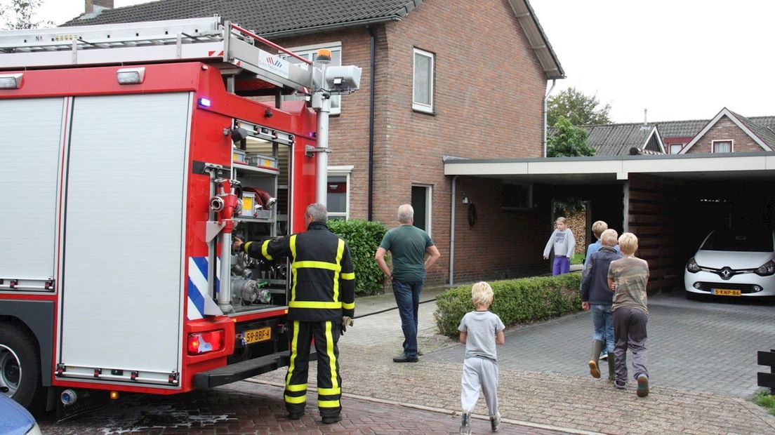 Schutting in brand in Giethoorn