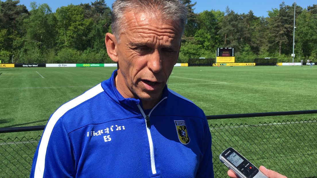 Vitesse krijgt een nieuwe hoofdtrainer. Edward Sturing blijft wel aan de Arnhemse club verbonden, maar in een andere functie.
