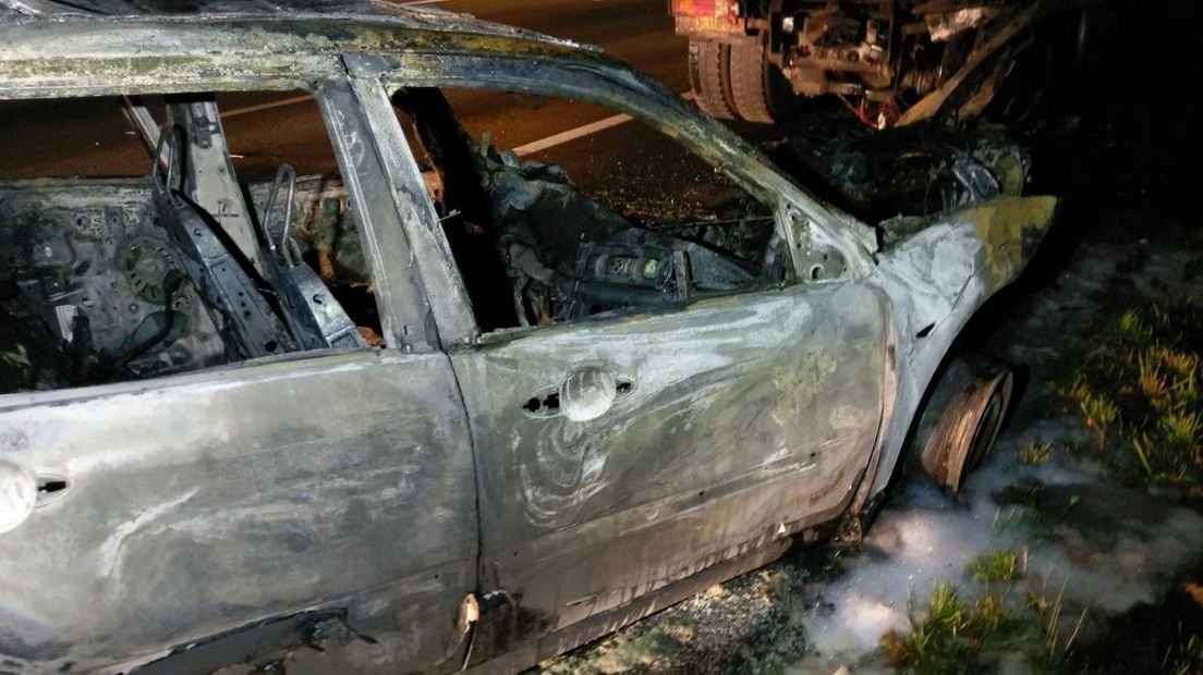Op de A12 bij Oosterbeek zijn maandagavond een auto en een vrachtwagen in brand gevlogen na een aanrijding. De vrachtwagenchauffeur wist de automobilist uit zijn brandende voertuig te halen.