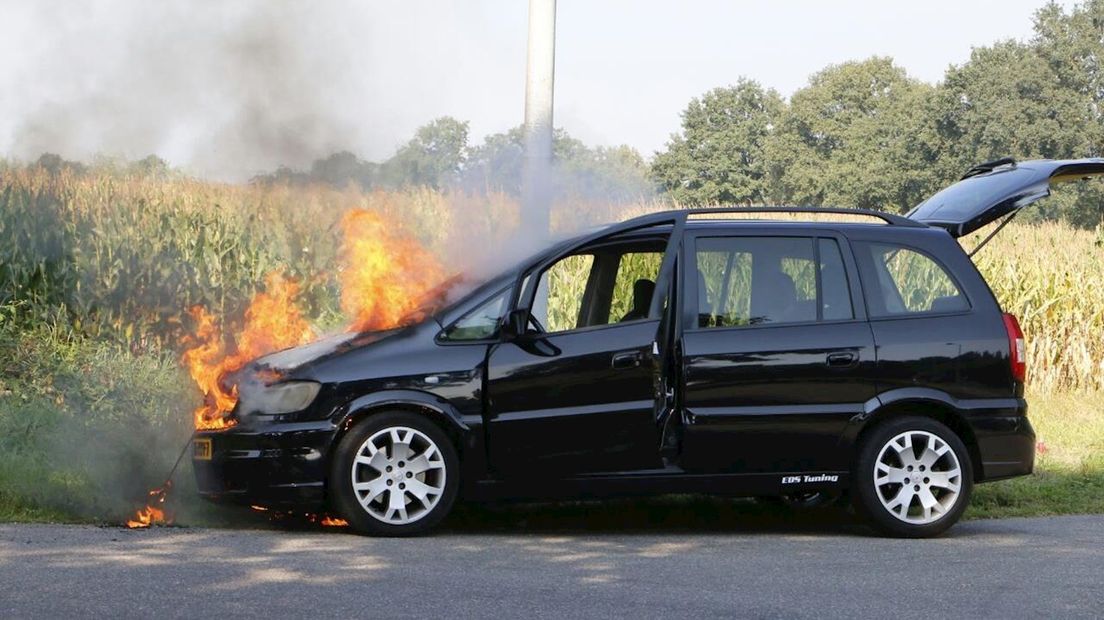 Vlammen slaan onder de motorkap vandaan.