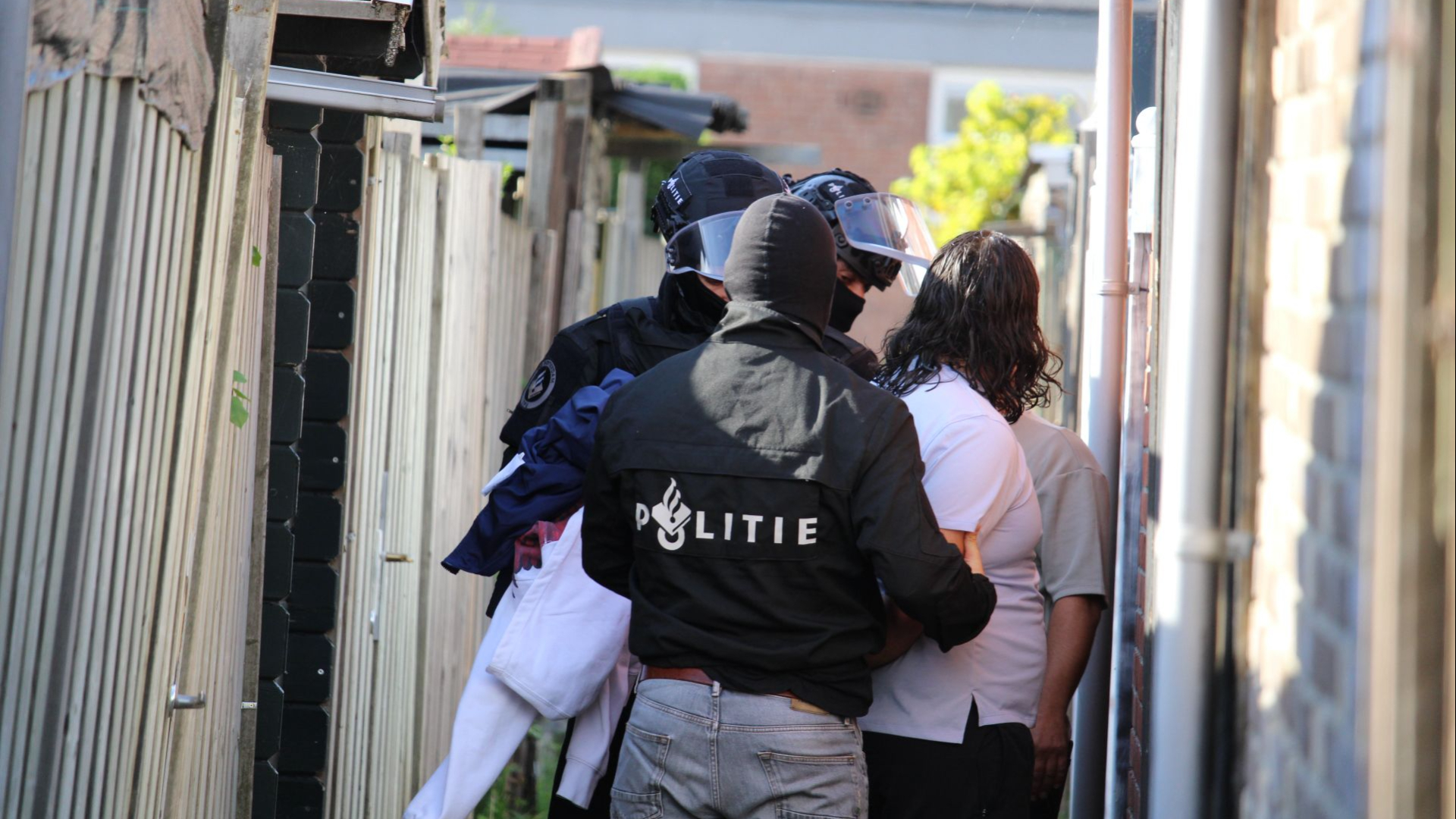 Drie verdachten waren bij aankomst van de politie al gevlucht, maar werden na een zoektocht in de wijk rond 16:15 uur aangehouden.