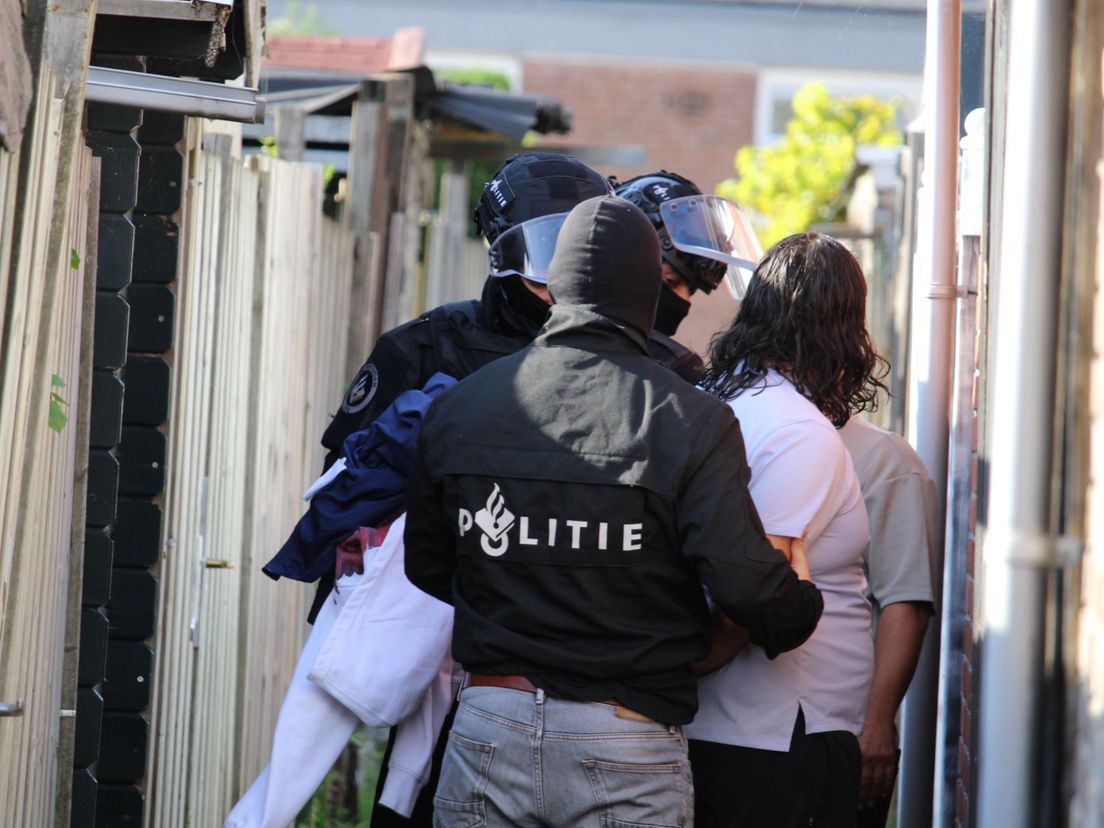 Drie verdachten waren bij aankomst van de politie al gevlucht, maar werden na een zoektocht in de wijk rond 16:15 uur aangehouden.