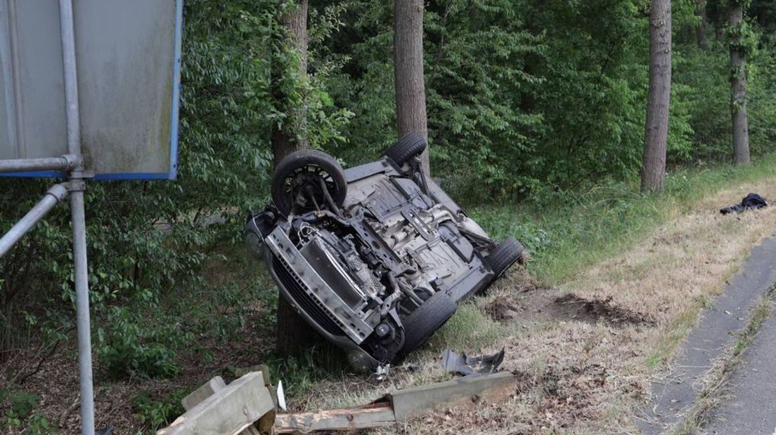De auto kwam aan de andere kant van de weg ondersteboven tot stilstand.