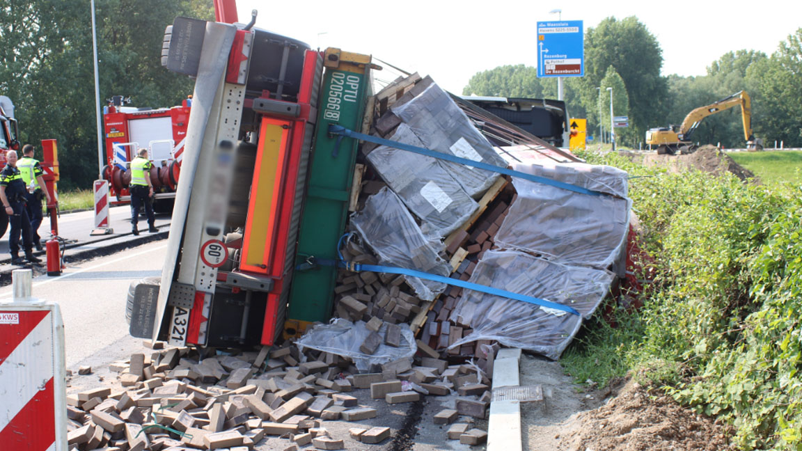 Vrachtwagen Met 29 Duizend Kilo Stenen Kantelt Bij Rozenburg - Rijnmond