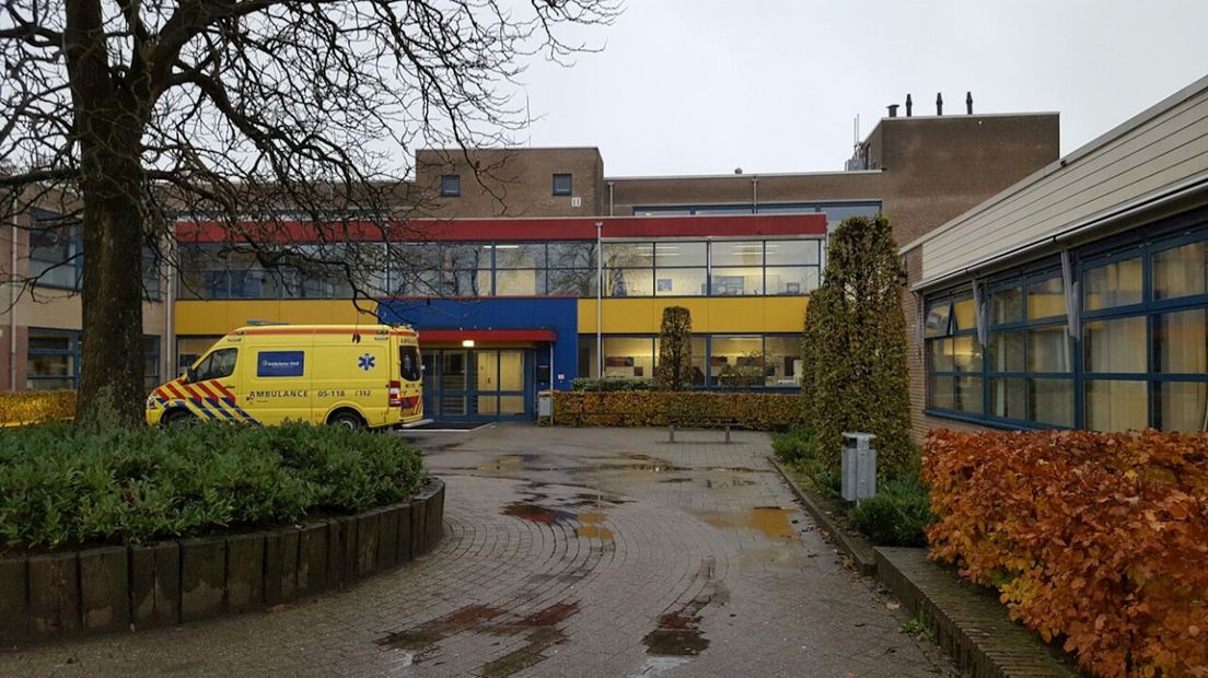 Ambulance naar Assink Lyceum voor gewonde