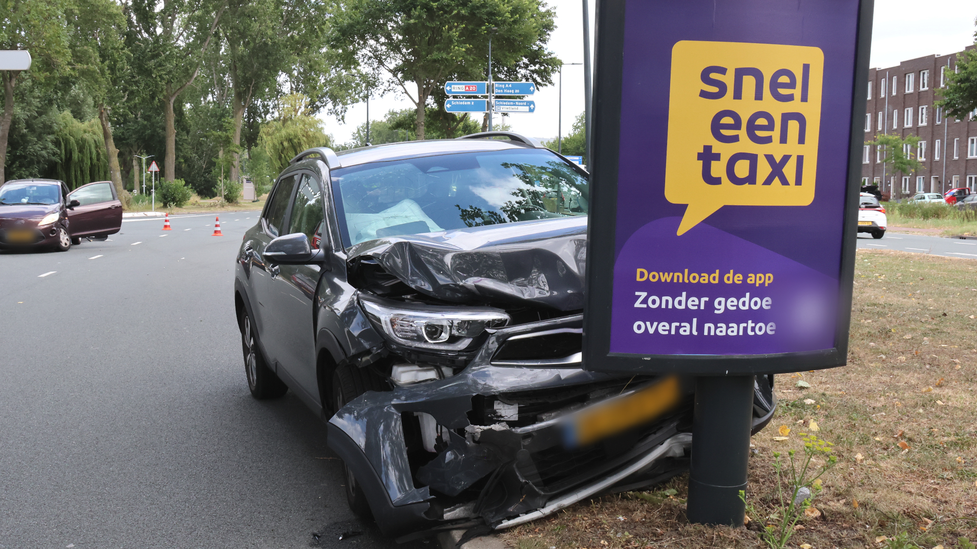 Bij de afrit van de A20 botsten twee auto's op elkaar.