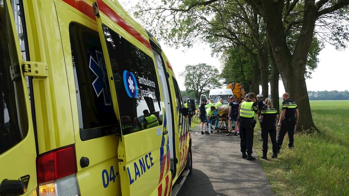 Wielrenner naar ziekenhuis na ongeval met trekker in Holthone