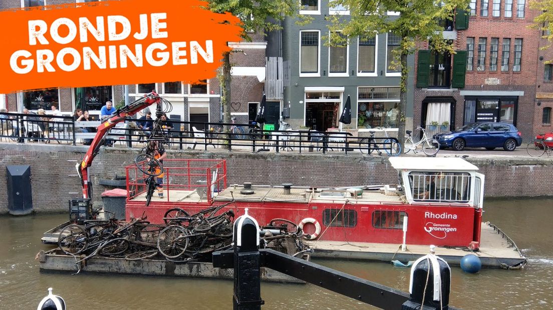 De gemeente vist fietsen op.