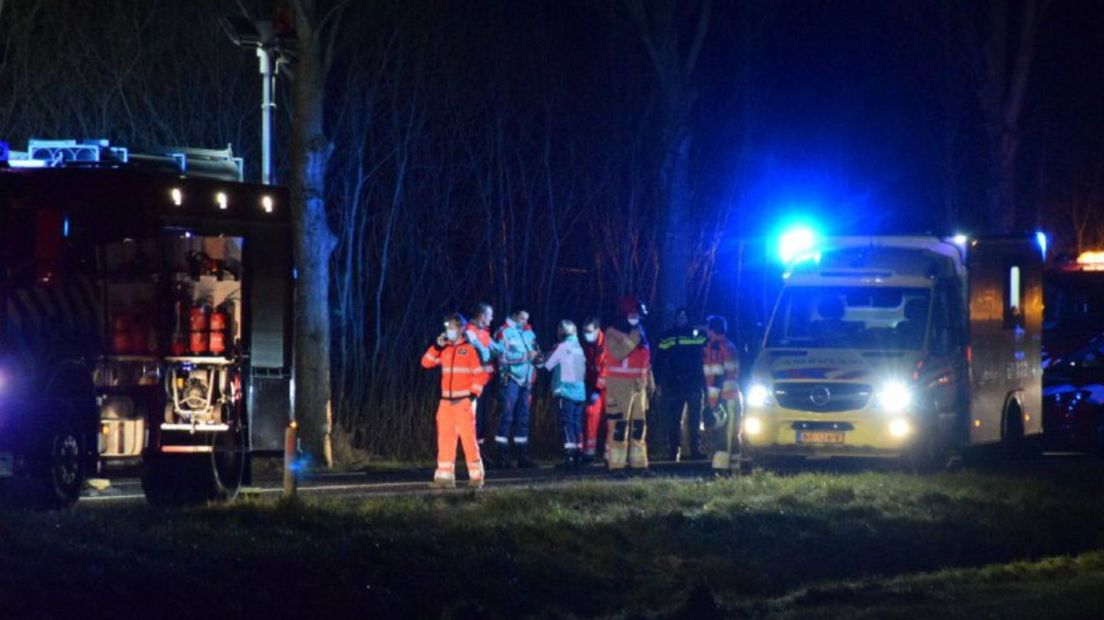 Op de Stadsweg (N388) bij Munnekezijl botste een auto op een boom