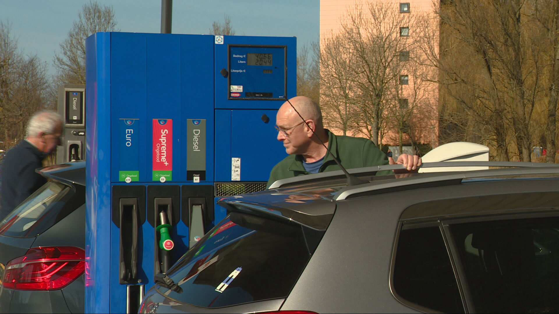 It is drok by de tankstasjons