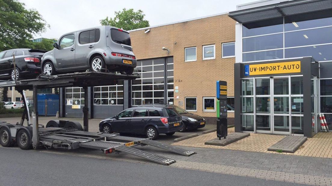 Autohandelaar uit Almelo verliest kort geding; beslag op 120 auto's