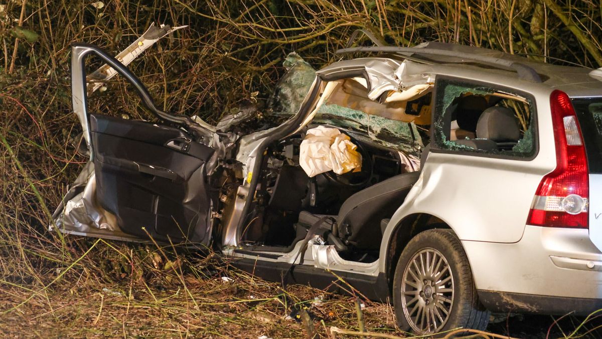 Autobestuurder zwaargewond na botsing met vrachtwagen op snelweg ter hoogte van Idaerd