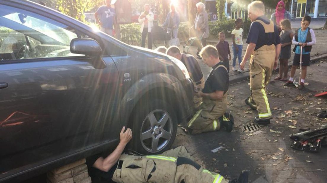 De sterke handen van de brandweer wisten het beestje te bevrijden